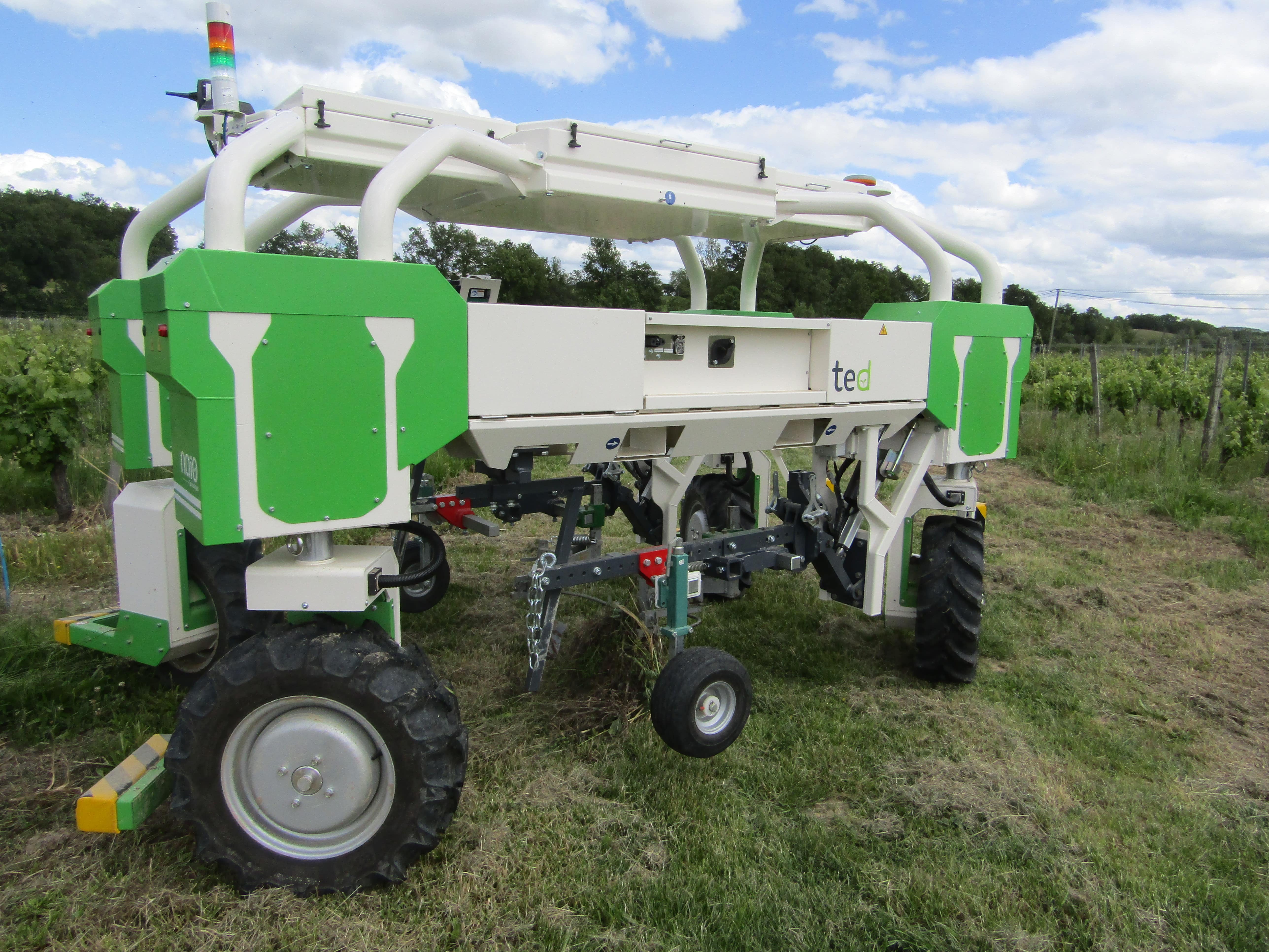 Autonomous robot for mechanical weeding
