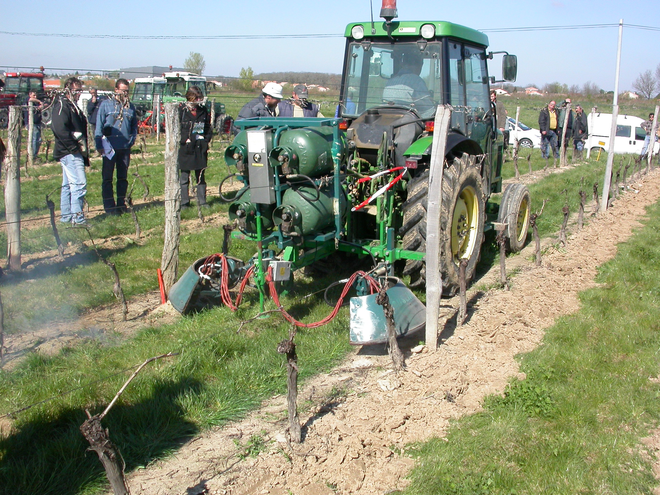 Thermal weeding under the vine row